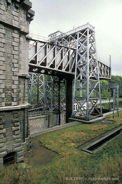 ascenceur  bateaux Bracquegnies

boat lift at Bracquegnies